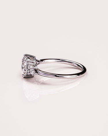 Dahlia - Oval - Zen Moissanite
