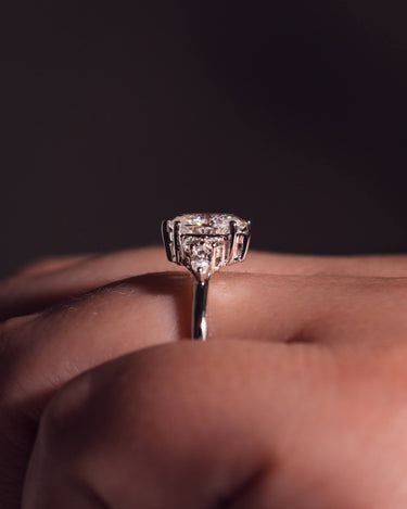 Dahlia - Oval - Zen Moissanite