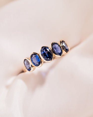 Diana - Oval Lab - Sapphire Band - Zen Moissanite