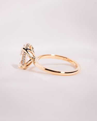 Elisa - Oval - Zen Moissanite