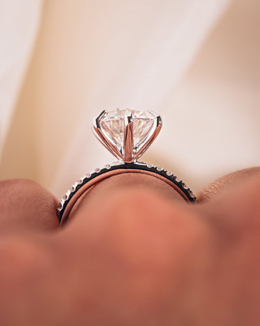 Laura - Round - Zen Moissanite