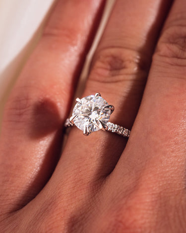 Laura - Round - Zen Moissanite
